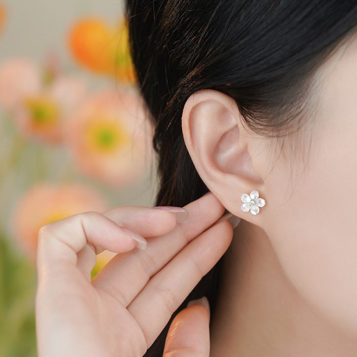 925 Sterling Silver New Elegant White Shell Floral Stud Earrings - Image 2