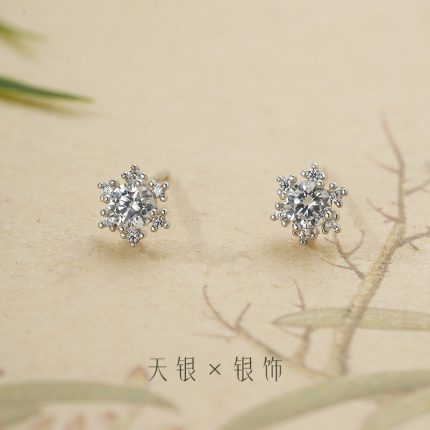 999 Fine Silver Gentle Sweet Snowflake Stud Earrings - Image 3