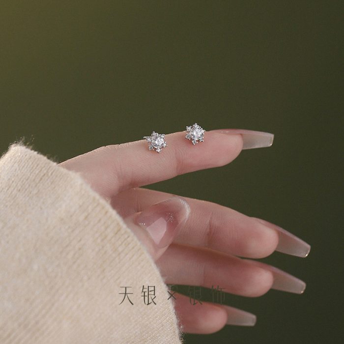 999 Fine Silver Gentle Sweet Snowflake Stud Earrings - Image 5