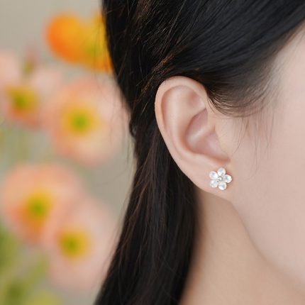 925 Sterling Silver New Elegant White Shell Floral Stud Earrings - Image 4