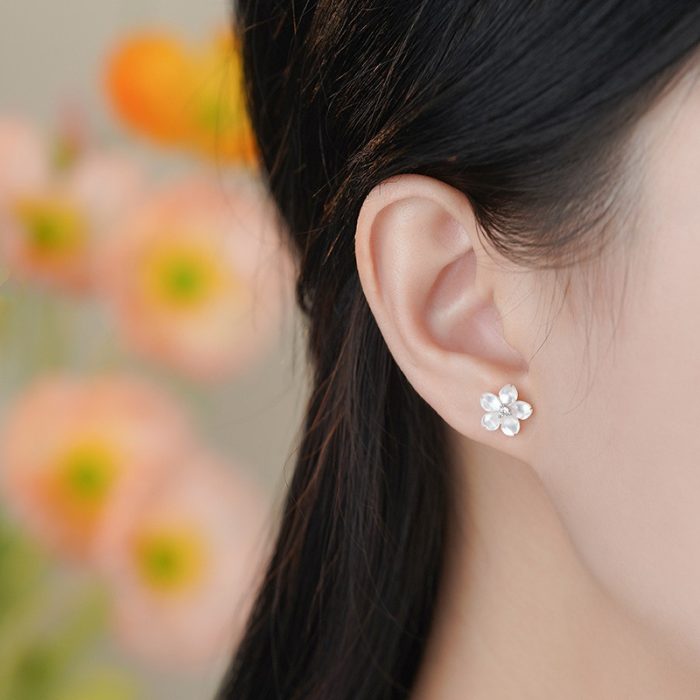 925 Sterling Silver New Elegant White Shell Floral Stud Earrings - Image 4