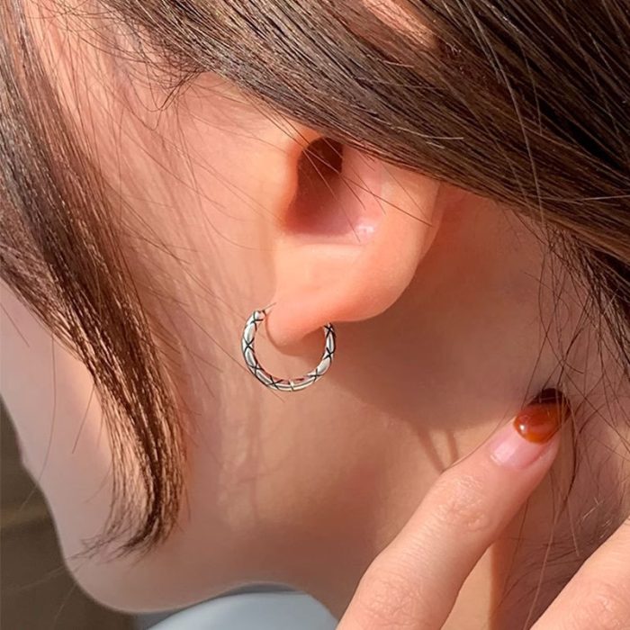 925 Sterling Silver Minimalist Line Plaid Hoop Earrings - Image 2