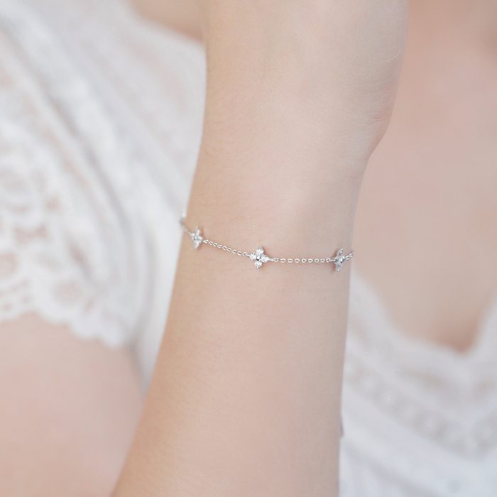 925 Sterling Silver Light Luxury Fresh Zircon Four Leaf Flower Bracelet - Image 6