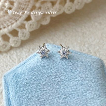 999 Fine Silver Snowflake Stud Earrings - Image 3