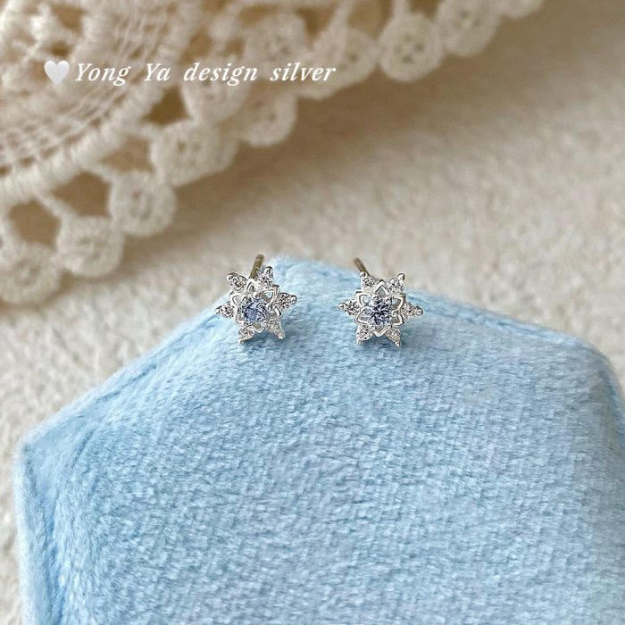 999 Fine Silver Snowflake Stud Earrings - Image 3