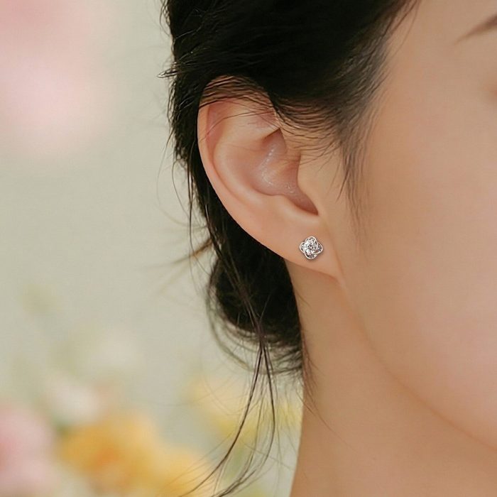 999 Fine Silver Needle New Light Luxury Four Leaf Clover Stud Earrings - Image 2